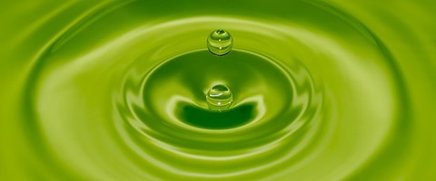goutte d'eau tombée dans l'eau vue à travers d'un filtre optique vert